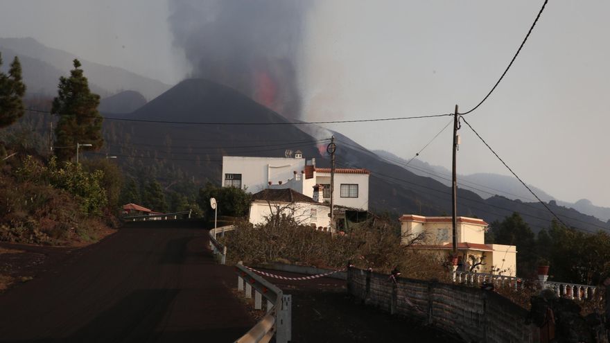 La lava cobra fuerza, la ceniza cruza la isla y los vecinos se despiden por segunda vez de sus casas