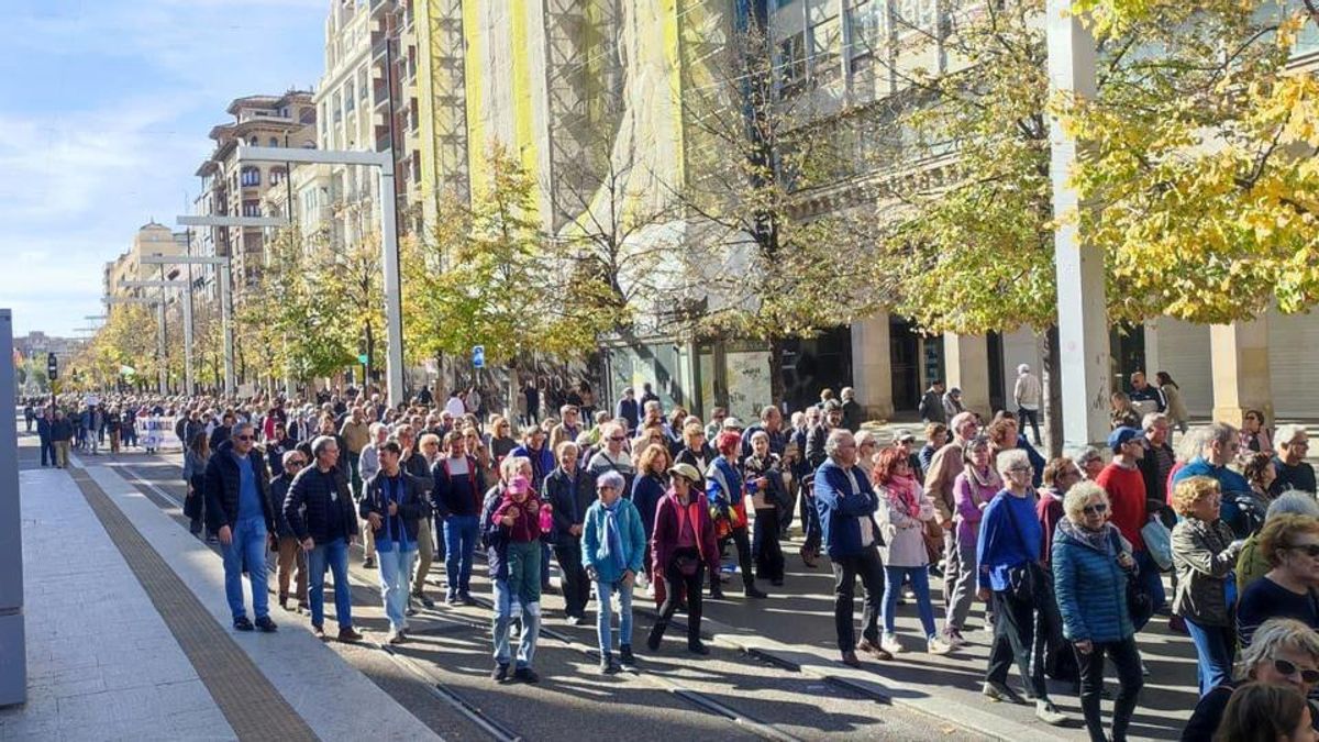 Asistentes a la manifestación por la sanidad pública en Zaragoza