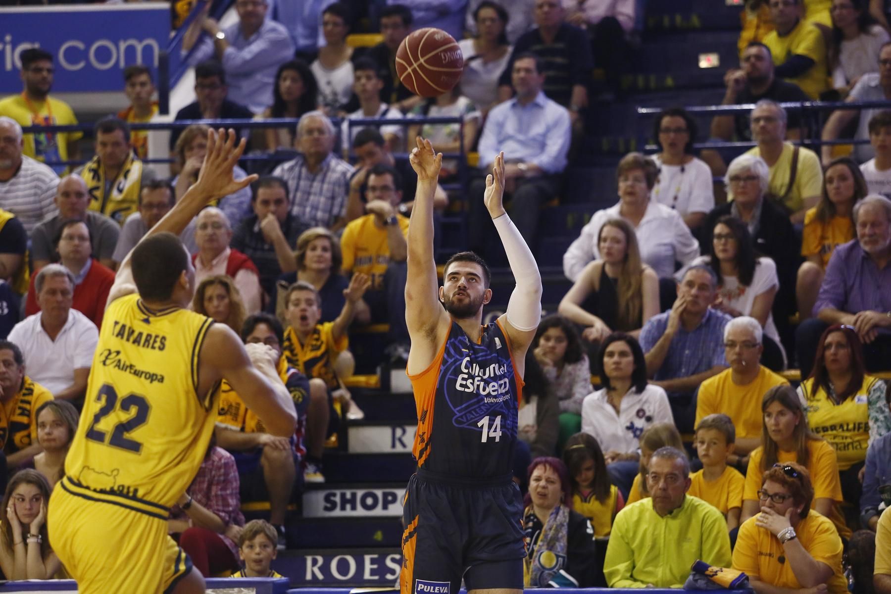 Dubljevic tira ante el intento de Tavares de taponarlo. ACB Photo/M. Henríquez