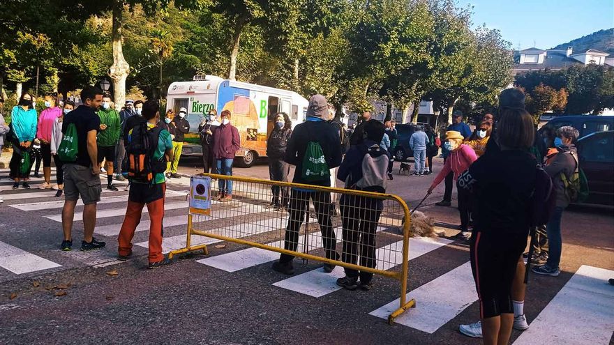 Los participantes en la 'Ruta por la Calidad del Viñedo' en VIllafranca del Bierzo.
