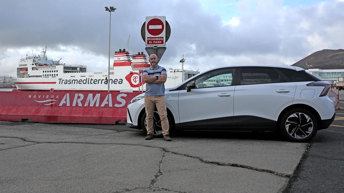 Roberto Amorín, con su vehículo MG4 Electric, frente a un barco de Naviera Armas en Muelle Nelson Mandela, en Gran Canaria