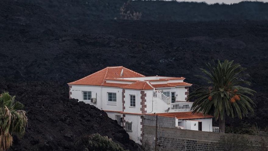 Los Santaella y su "casa milagro", cercada por la lava del volcán de La Palma: "Es una tortura, a veces deseo que se la lleve ya"