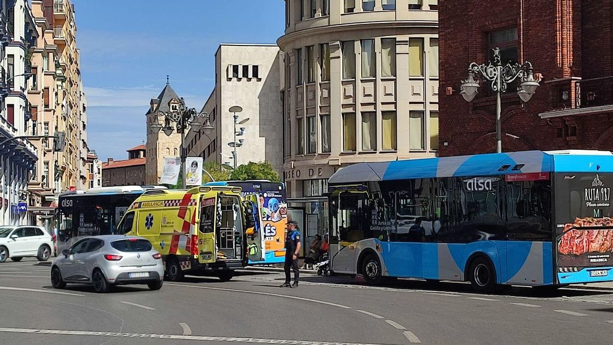 Policía Local y ambulancia atendiendo al tráfico y al motorista herido en plena Plaza de Santo Domingo.
