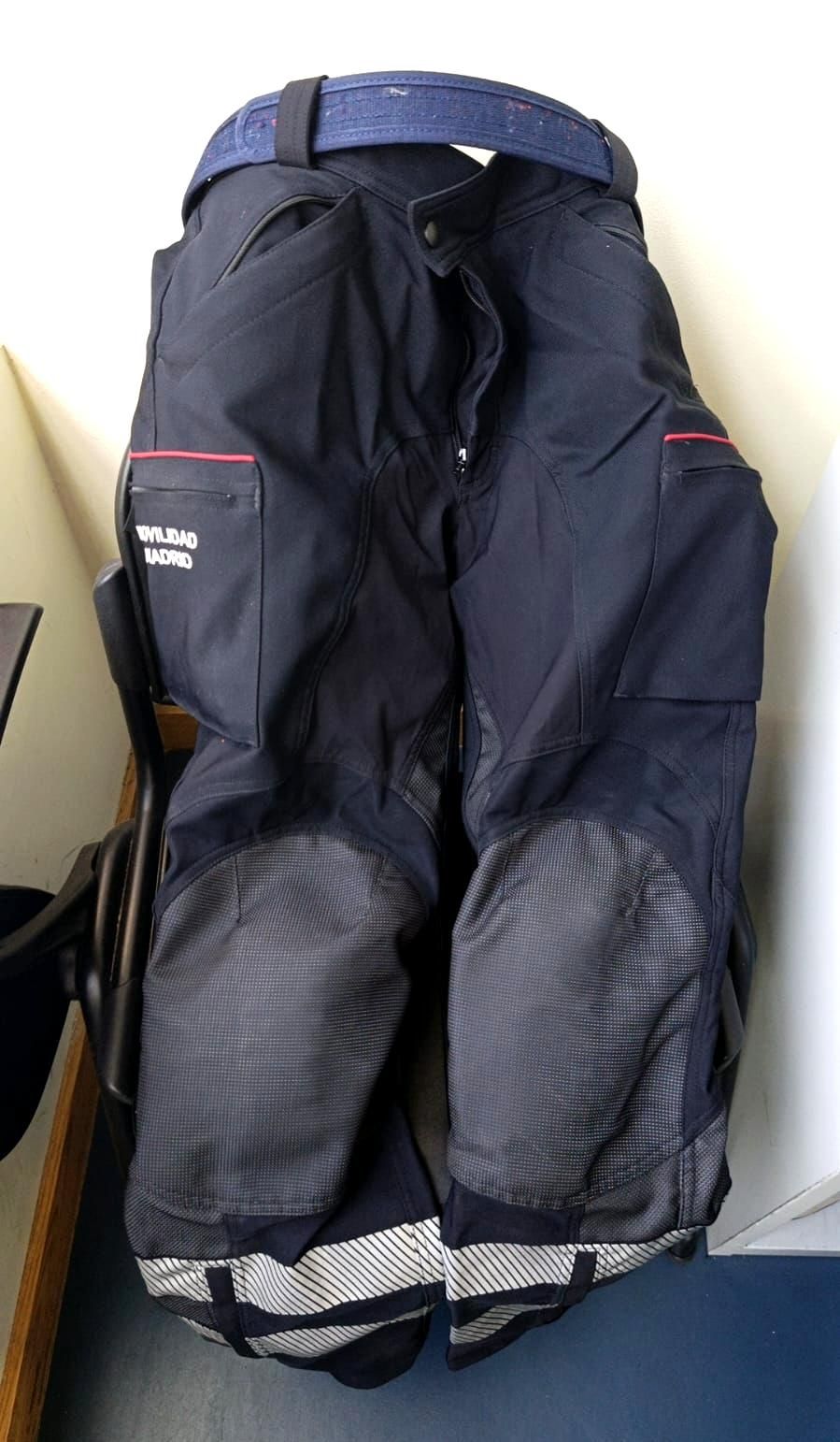 Pantalones de uno de los agentes de movilidad consultados