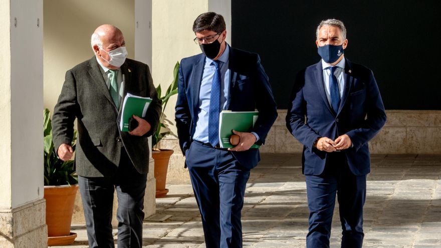 El vicepresidente de la Junta y consejero de Turismo, Regeneración, Justicia y Administración Local, Juan Marín (c) y los consejeros de la Presidencia, Administración Pública e Interior, Elías Bendodo (id), y de Salud y Familias, Jesús Aguirre (1i), llega