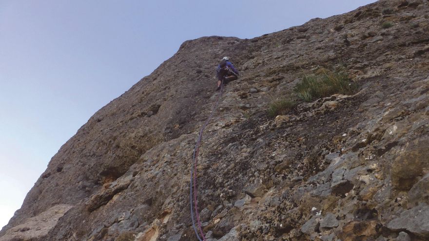 Último largo de la parte inferior de la ‘Sendero Límite’: roca compacta, asequible y perfectamente asegurada.