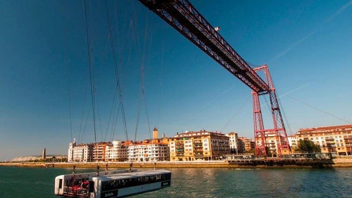 El Puente Bizkaia es el primer puente transbordador de estructura metálica construido en el mundo.