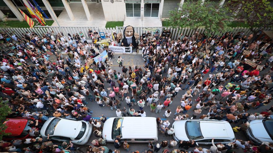 Un millar de personas se manifiestan en Ibiza contra la masificación turística: "Un 1% de megarricos explota la isla"