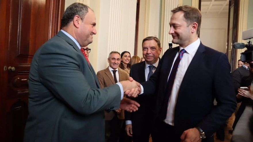 Castilla-La Mancha entrega al comisario de Agricultura un documento de ocho puntos ‘claves’ para el futuro del campo