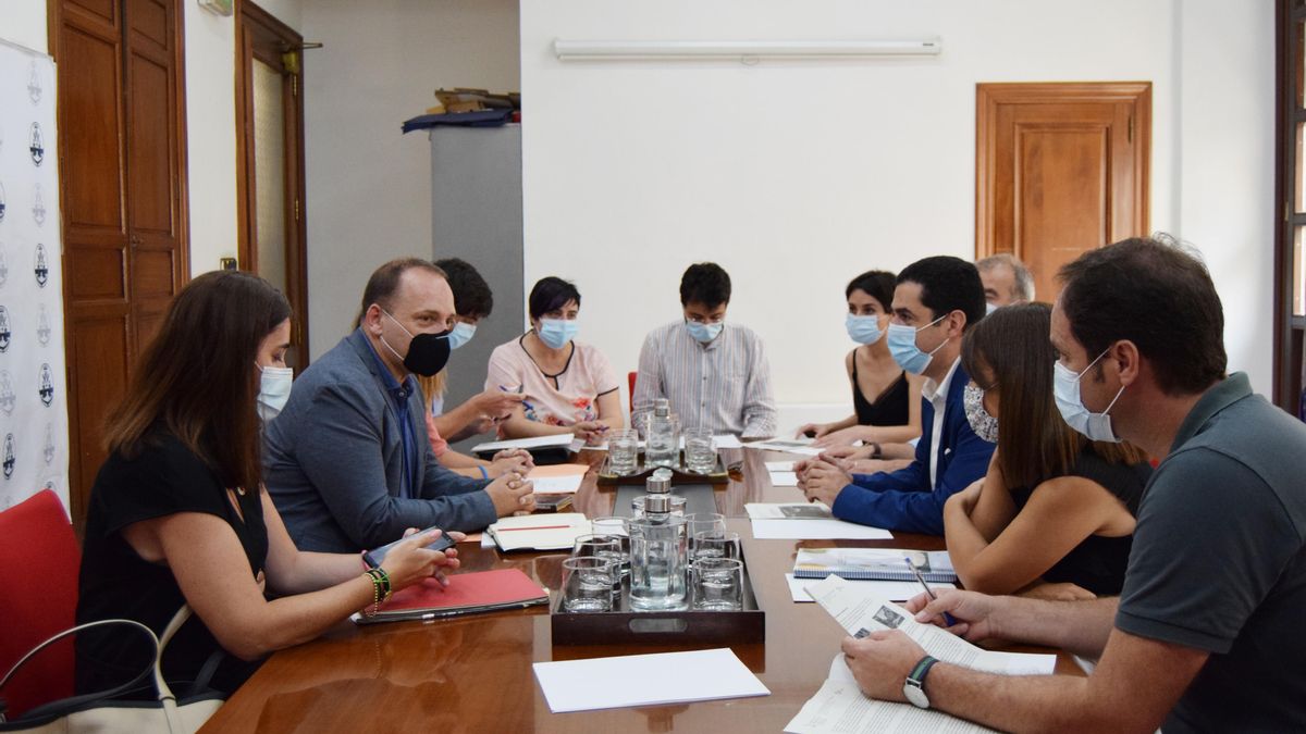 Pura Peris (centro izquierda) junto al equipo de la Conselleria de Vivienda