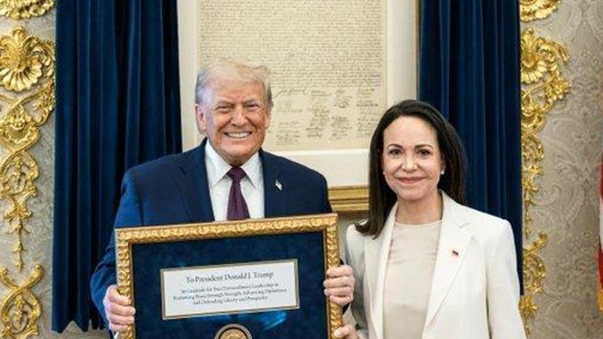 Donald Trump, con la medalla del Nobel de la Paz de María Corina Machado enmarcada.