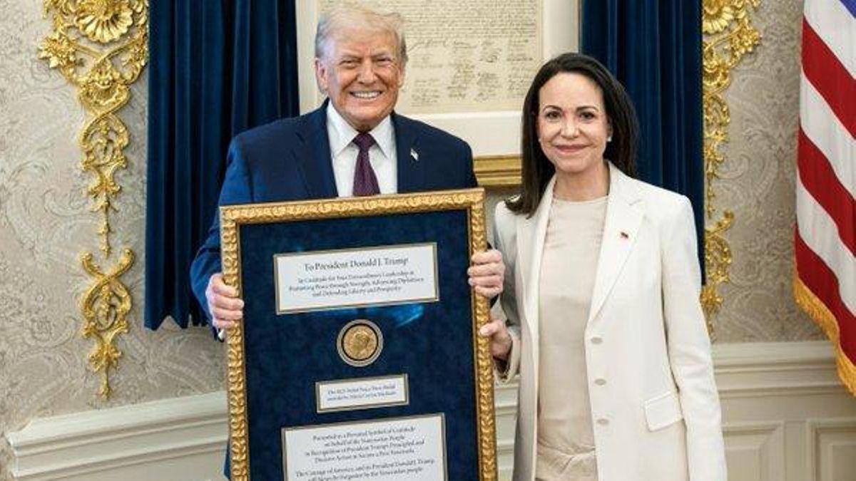Donald Trump, con la medalla del Nobel de la Paz de María Corina Machado enmarcada.