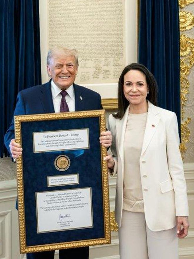 Donald Trump, con la medalla del Nobel de la Paz de María Corina Machado enmarcada.