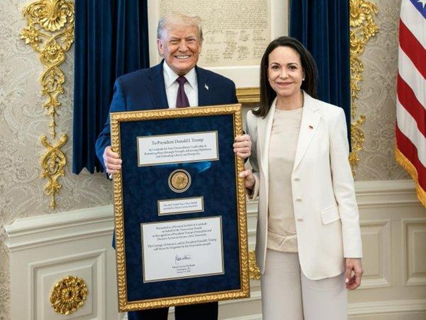 Donald Trump, con la medalla del Nobel de la Paz de María Corina Machado enmarcada.