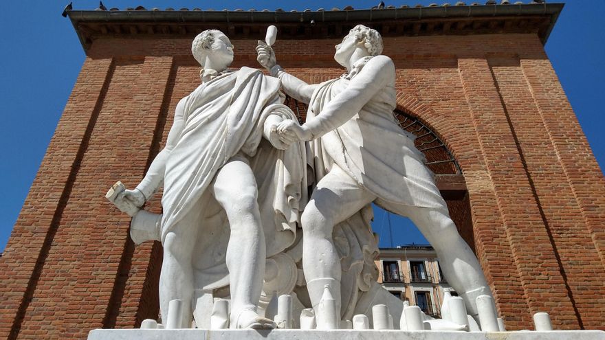 Monumento a Daoiz y Velarde, con la intervención artística en forma de latas y botellas