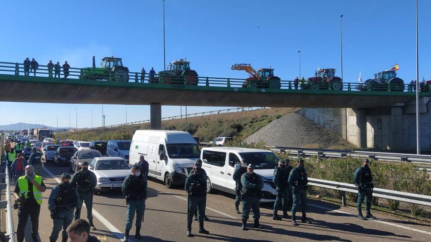 Los agricultores cortan la autovía de Miajadas a Don Benito ante la sequía y el aumento de costes