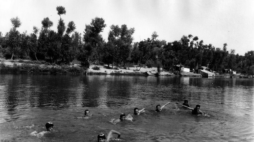 Competición deportiva en el Tajo en Toledo (Fondo Rodríguez, AHP Toledo)