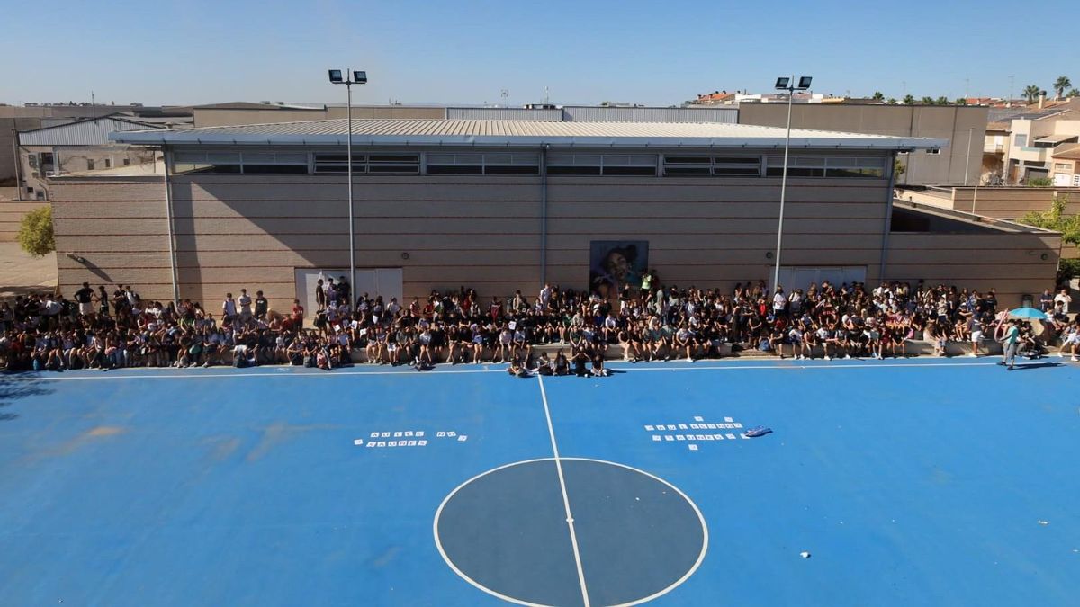 Un momento de la concentración de la comunidad educativa del IES Rafelbunyol.