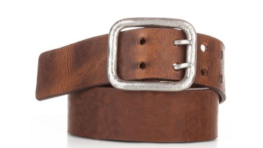 Cinturón de cuero gastado con hebilla de plata