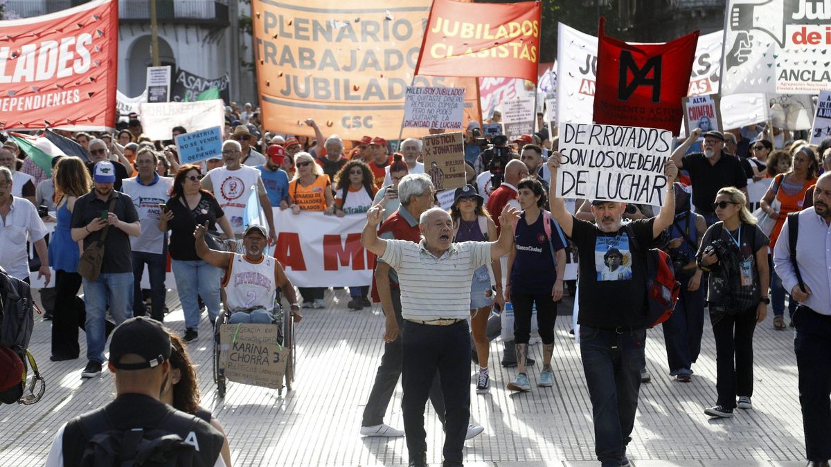 Los jubilados, una vez más en la calle.