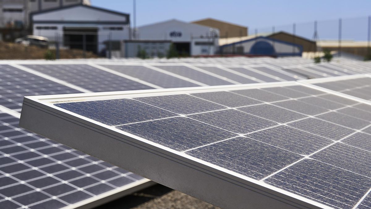 Placas solares en el polígono La Campana.