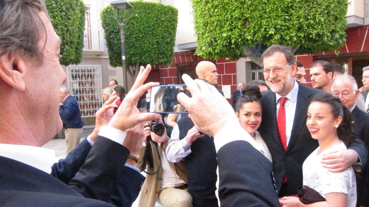 Rajoy se carga de lectura en la Feria del Libro de Almería para encarar la precampaña electoral