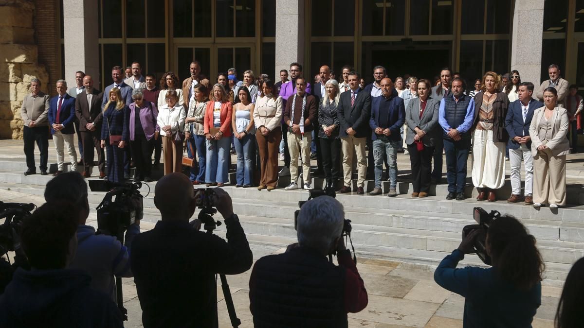 Minuto de silencio en el Ayuntamiento por la mujer asesinada en la Fuensanta