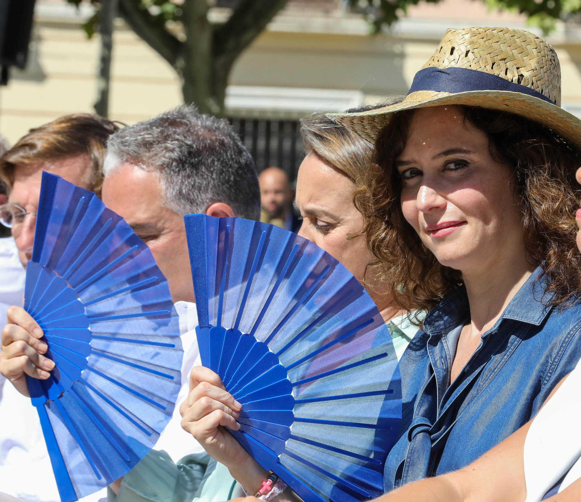 Díaz Ayuso dándole al abanico en el mitin.