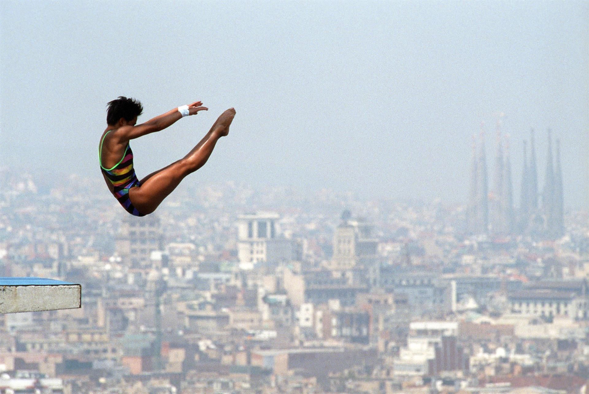 Una de las imágenes más icónicas de los Juegos Olímpicos de Barcelona '92, tomada desde las piscinas Bernat Picornell. De fondo, la ciudad y la Sagrada Família