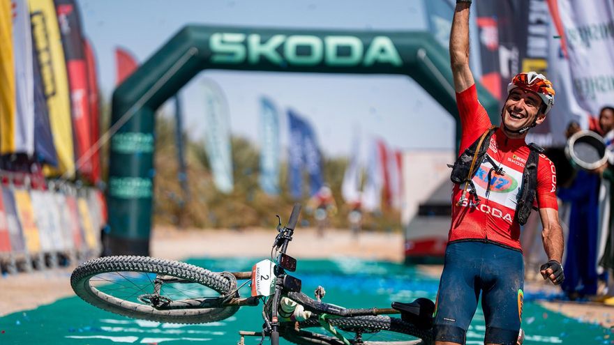 Del asfalto a las dunas: disputó 17 Grandes Vueltas de ciclismo y ahora ha conquistado la Titan Desert de Marruecos