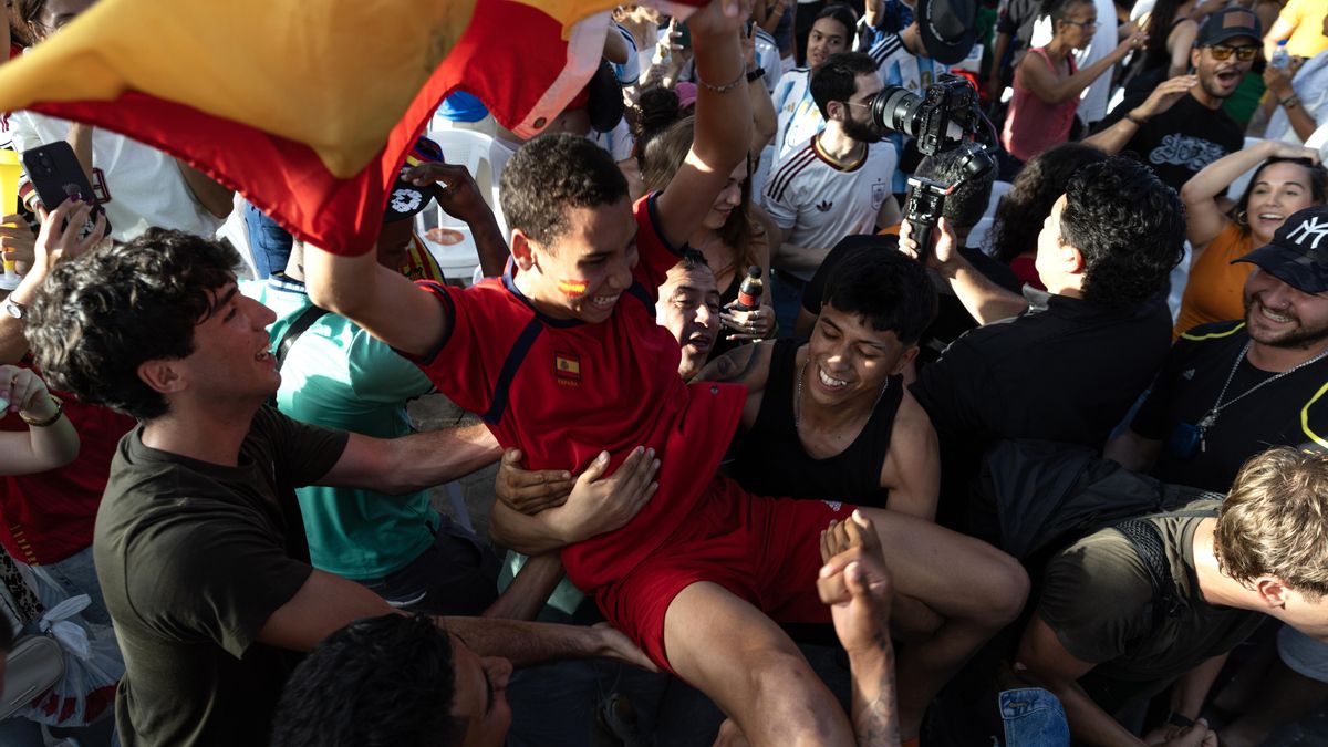 Un aficionado es manteado en Santo Domingo, República Dominicana, durante una retransmisión de la final del Mundial