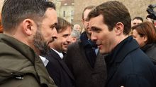 El presidente de Vox, Santiago Abascal, y el presidente del PP, Pablo Casado, conversan tras finalizar la concentración este domingo en la plaza de Colón de Madrid
