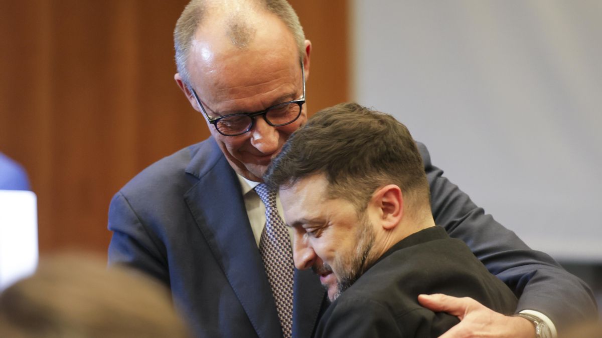 El presidente ucraniano Volodímir Zelenski (D) y el canciller alemán Friedrich Merz (I).