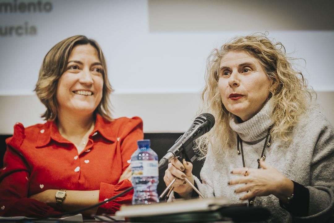 La vicedecana y profesora de la Facultad de Comunicación y Documentación de la Universidad de Murcia (UMU), Leonarda García Jiménez, y la redactora jefa de La Opinión de Murcia, Lola García