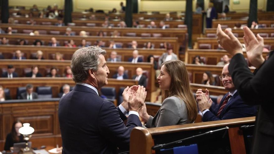El presidente del Partido Popular, Alberto Núñez Feijóo, durante una sesión de control al Gobierno, en el Congreso de los Diputados, a 12 de noviembre de 2025
