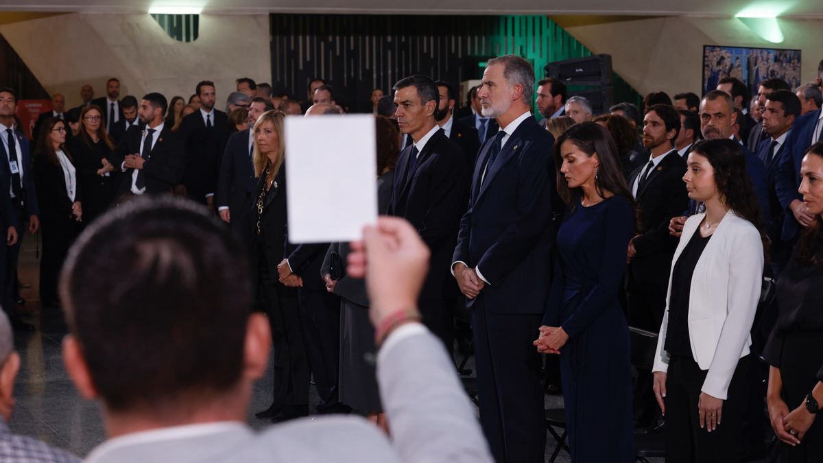 El presidente del Gobierno, Pedro Sánchez; y los reyes Felipe VI y Letizia; durante el homenaje a las víctimas de la dana