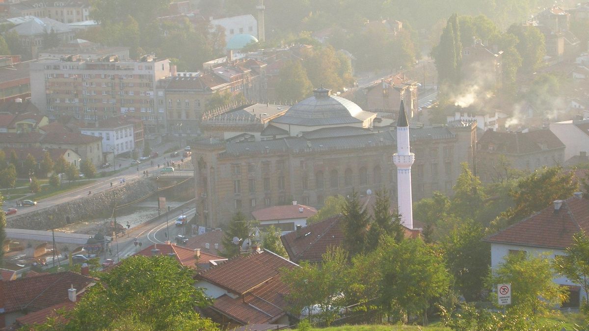 La luz del atardecer y la contaminación se mezclan para crear este velo de Sarajevo desde el Bastión Amarillo.