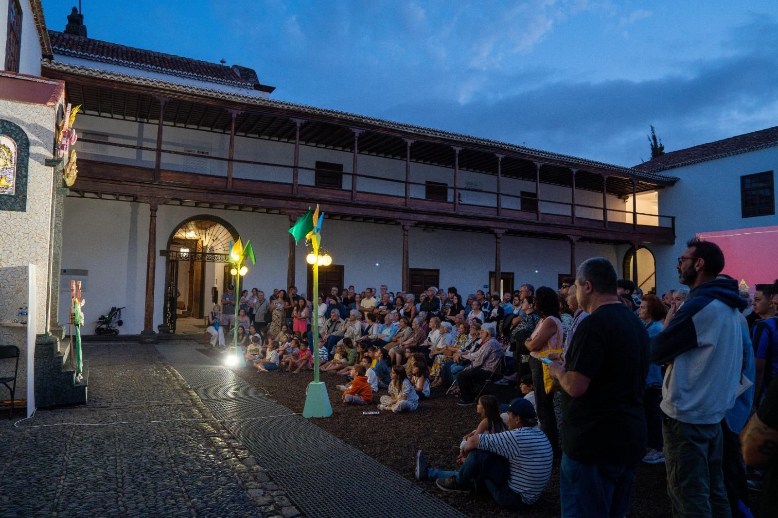El delicado relato visual de la ‘Alegoría de la Luz’ hipnotiza a cientos de personas durante el estreno en la Semana Chica.