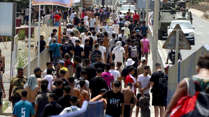 Decenas de inmigrantes en Ceuta. EFE/ Reduan Dris