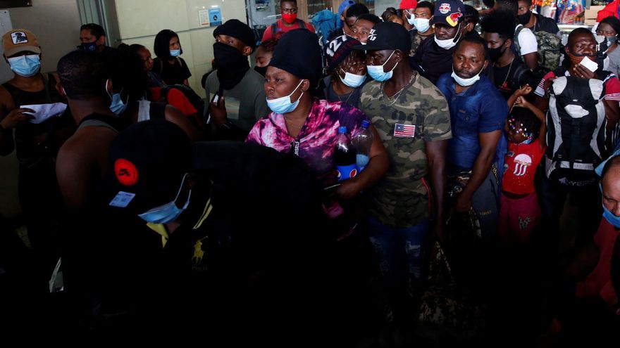 Centenares de haitianos parten hacia el norte de Colombia en una ruta humanitaria