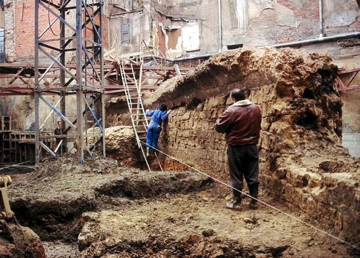 Imagen de la excavación a finales de los años 90 del anfiteatro legionario de León (Castra Legio) en el solar de la cripta de la calle Cascalería 7.