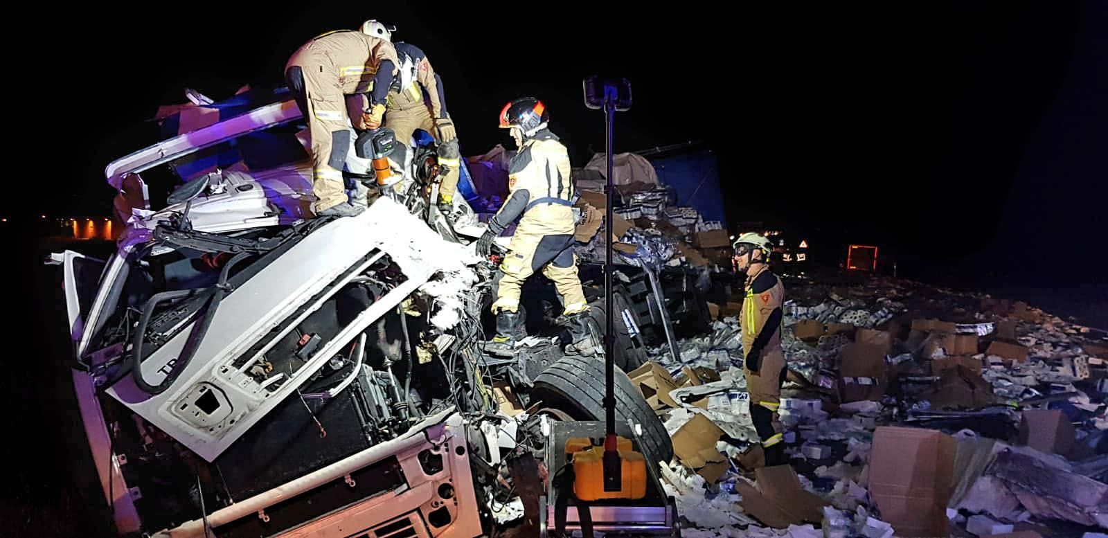 Rescate del conductor de un camión accidentado en la antigua AP-2.