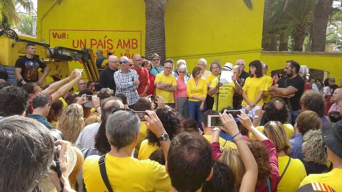 La ANC y Òmnium pintan de amarillo Poblenou del Delta en defensa del 9N