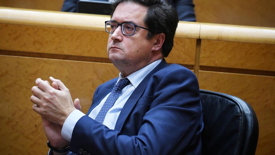 Archivo - El ministro para la Transformación Digital y de la Función Pública, Óscar López, durante una sesión de control al Gobierno en el Senado, a 3 de diciembre de 2024, en Madrid (España).