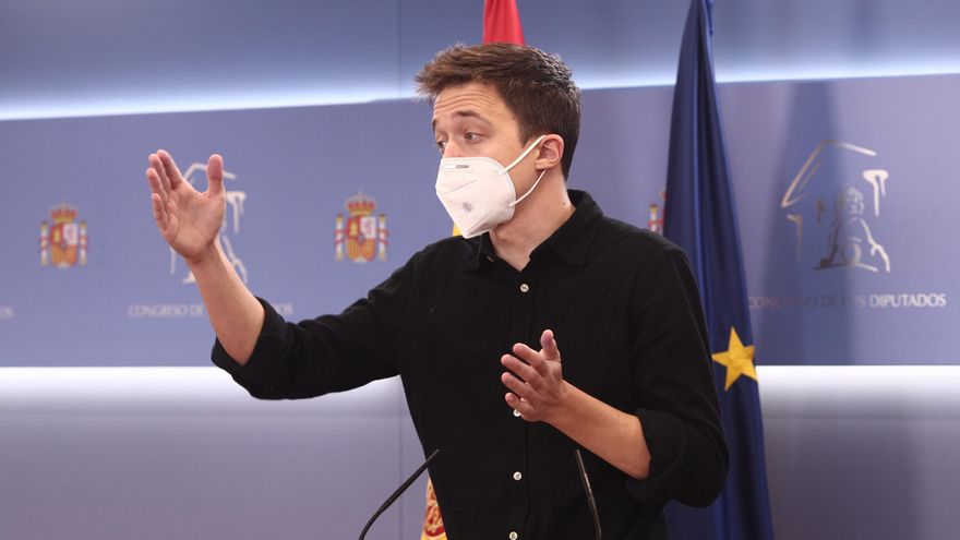 El líder de Más País, Íñigo Errejón, responde en una rueda de prensa.