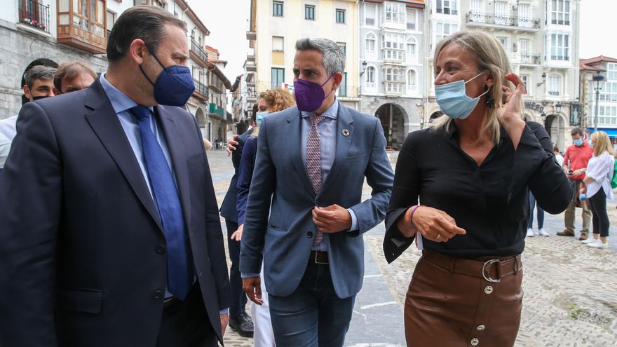 El ministro de Transportes, Movilidad y Agenda Urbana, José Luis Ábalos (i); el vicepresidente de Cantabria, Pablo Zuloaga, y la alcaldesa de Castro Urdiales, Susana Herrán