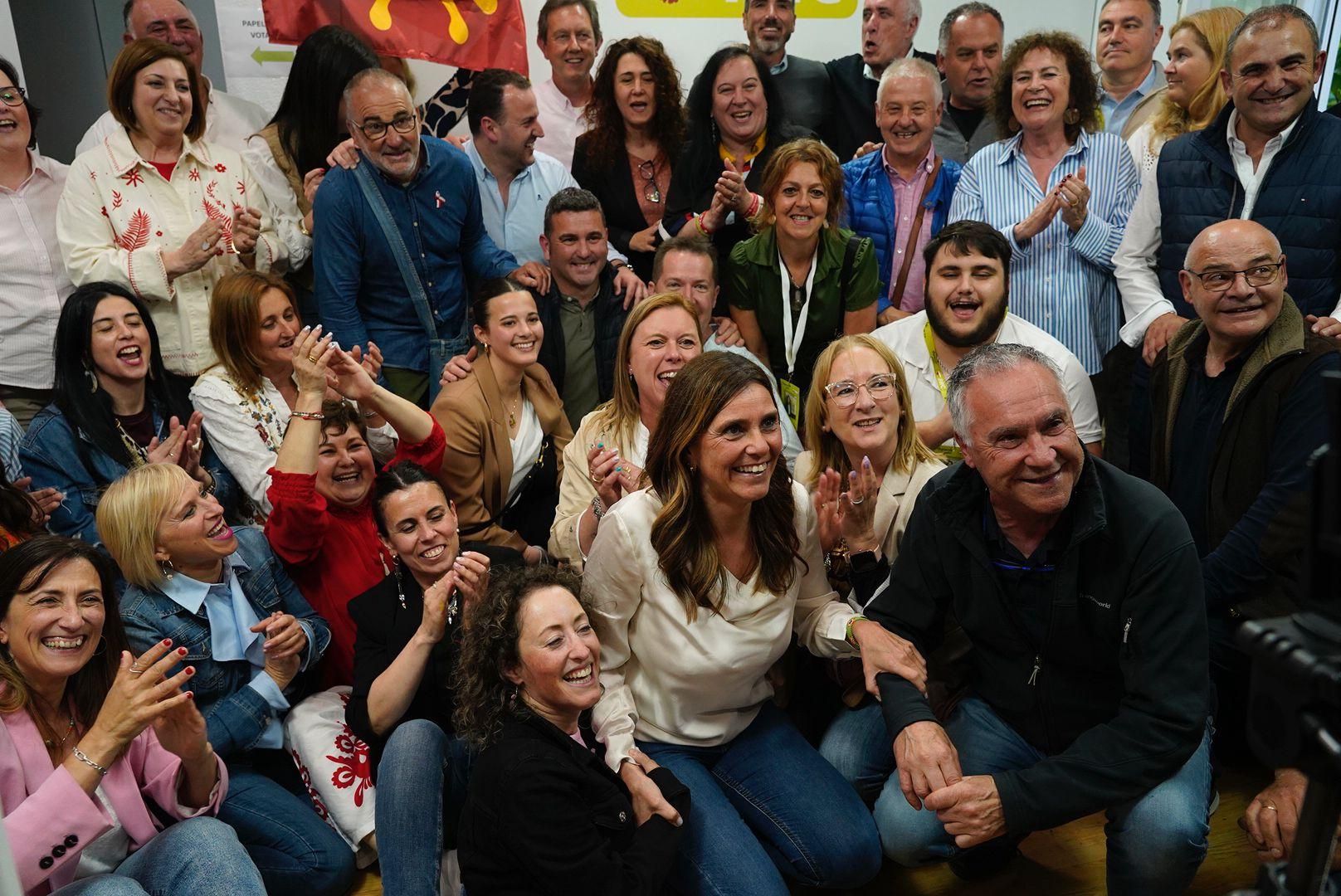 Paula Fernández, rodeada de militantes regionalistas en la sede del partido en Santander.
