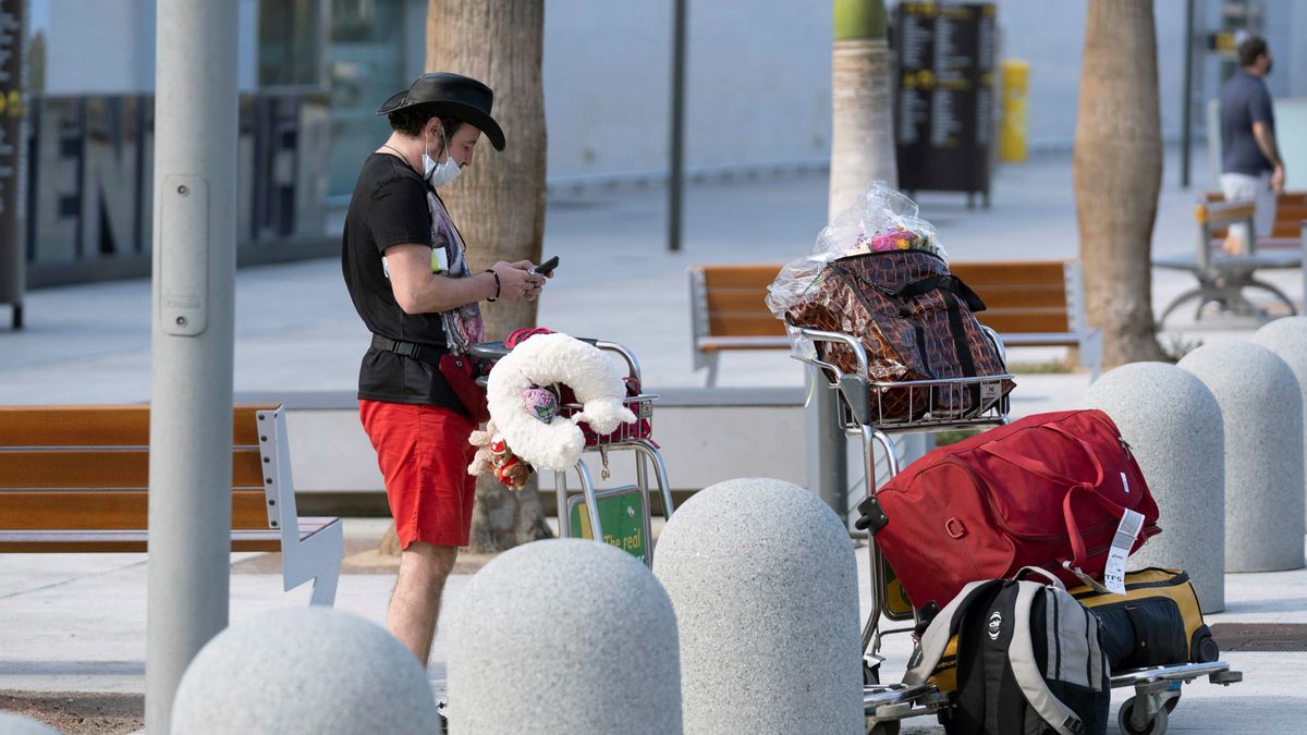 Llegada de turistas al aeropuerto de Tenerife Sur. EFE/Miguel Barreto/Archivo