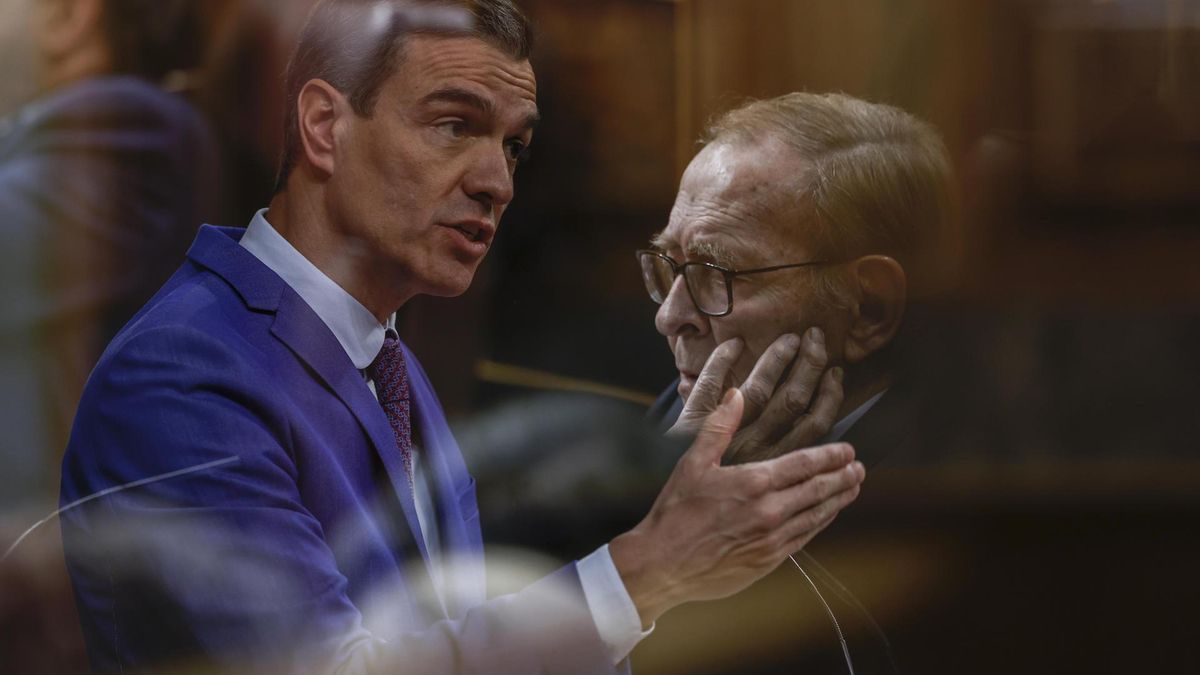 El profesor Ramón Tamames (d) escucha la intervención del presidente del Gobierno, Pedro Sánchez, durante el debate de la moción de censura de Vox contra Sánchez, con Tamames como candidato a la Presidencia, este martes en el Congreso de los Diputados.