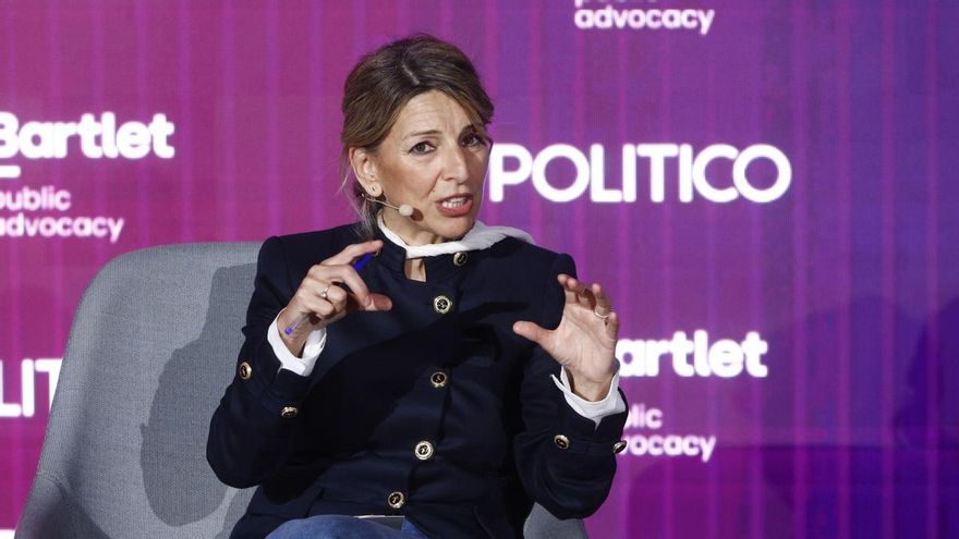 GRAFCAT952. BARCELONA (ESPAÑA), 10/04/2026.-  La vicepresidenta segunda del Gobierno y ministra de Trabajo y Economía Social, Yolanda Díaz,  durante su intervención en el foro "European Pulse Forum", organizado por Politico en Barcelona,  desde donde ha reclamado este viernes que España destine el 1 % del PIB para hacer frente al problema de la vivienda, frente al "O,1 %" actual, y ha llamado a actuar contra los fondos buitre y su lógica "de saqueo".EFE/ Quique García